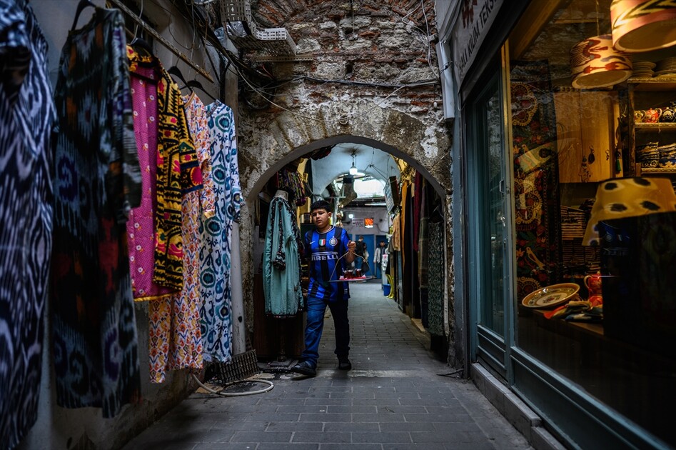 İSTANBUL'UN HAN VE ÇARŞILARI - Asırların ticaret merkezi Kapalıçarşı her gün yüz binlerce misafiri ağırlıyor