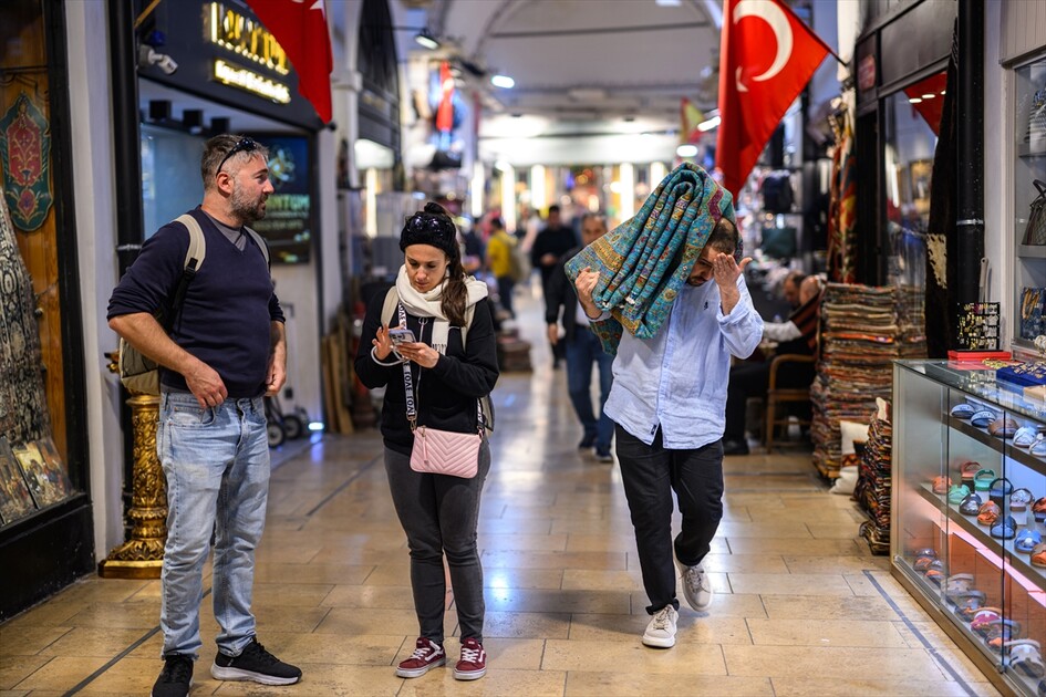 İSTANBUL'UN HAN VE ÇARŞILARI - Asırların ticaret merkezi Kapalıçarşı her gün yüz binlerce misafiri ağırlıyor