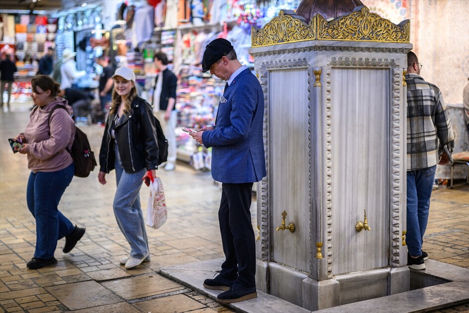 İSTANBUL'UN HAN VE ÇARŞILARI - Asırların ticaret merkezi Kapalıçarşı her gün yüz binlerce misafiri ağırlıyor