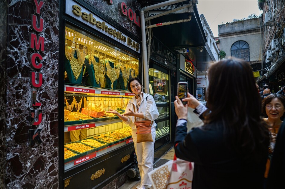İSTANBUL'UN HAN VE ÇARŞILARI - Asırların ticaret merkezi Kapalıçarşı her gün yüz binlerce misafiri ağırlıyor