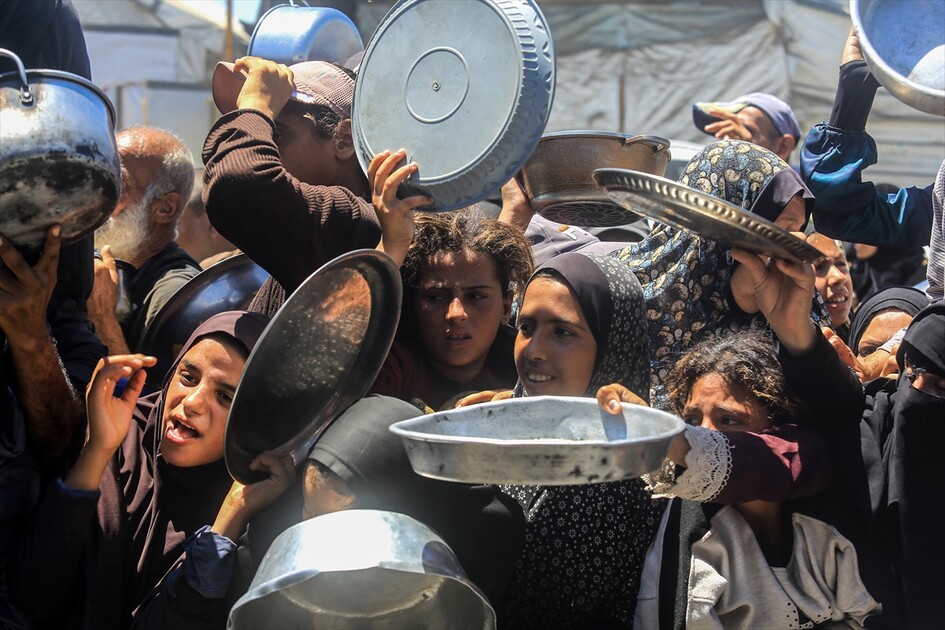 Gazze’de yerinden edilen Filistinlilere sıcak yemek dağıtımı yapıldı