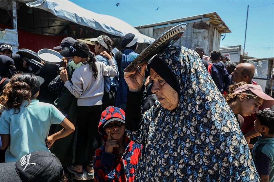 Gazze’de yerinden edilen Filistinlilere sıcak yemek dağıtımı yapıldı