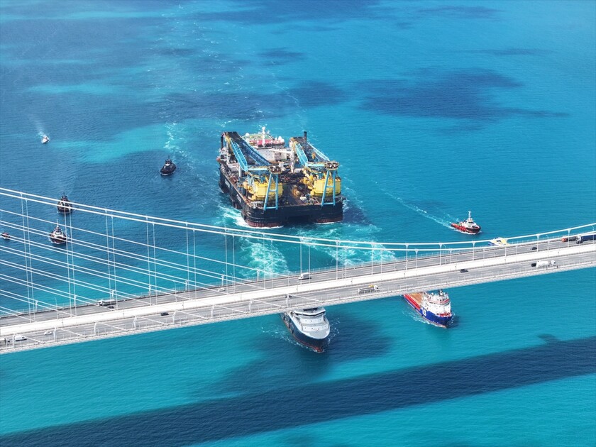 Dev vinç gemisi 'Saipem 7000' İstanbul Boğazı'ndan geçti
