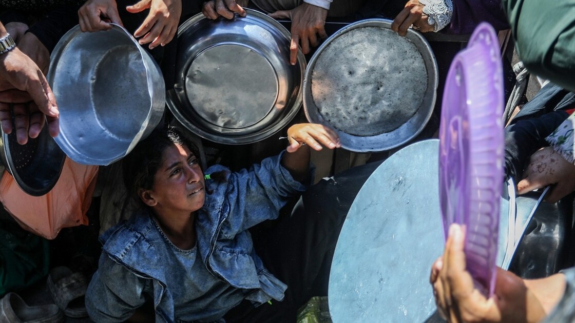 Gazze’de yerinden edilen Filistinlilere sıcak yemek dağıtımı yapıldı