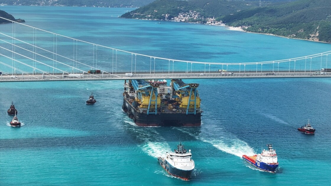 Dev vinç gemisi 'Saipem 7000' İstanbul Boğazı'ndan geçti