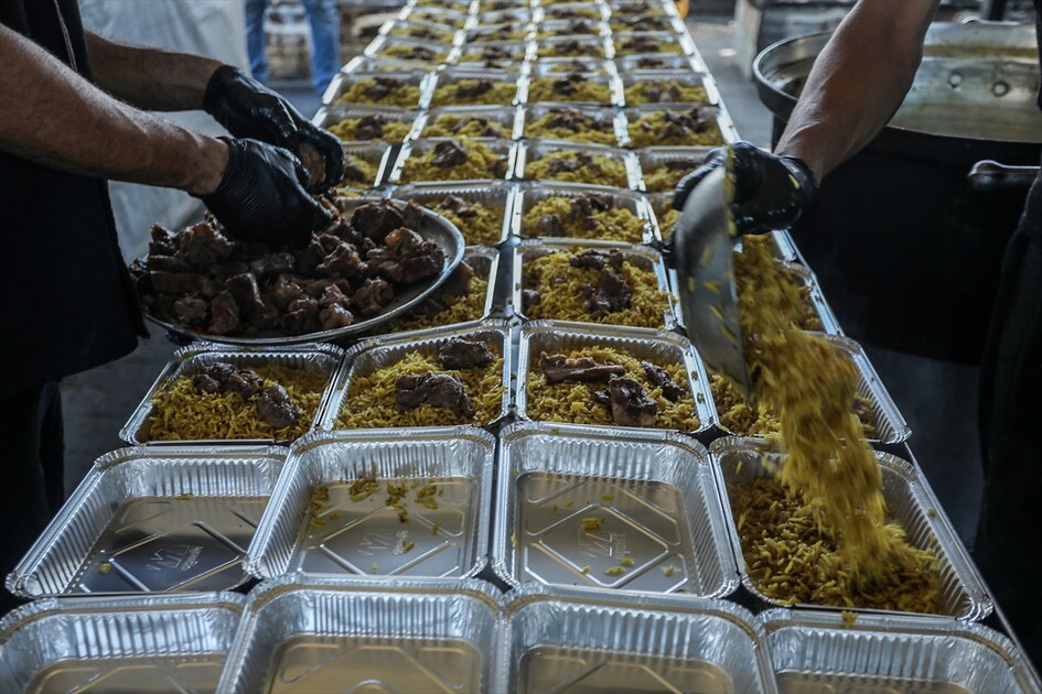Gazze’de yerinden edilen Filistinlilere sıcak yemek dağıtımı yapıldı