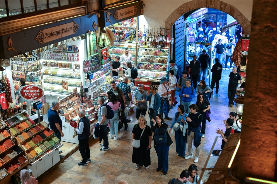 İSTANBUL'UN HAN VE ÇARŞILARI - Mısır Çarşısı 400 yıla yaklaşan tarihiyle İstanbul'un ticaret hafızasını yaşatıyor