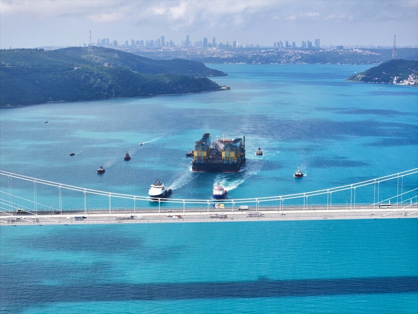 Dev vinç gemisi 'Saipem 7000' İstanbul Boğazı'ndan geçti