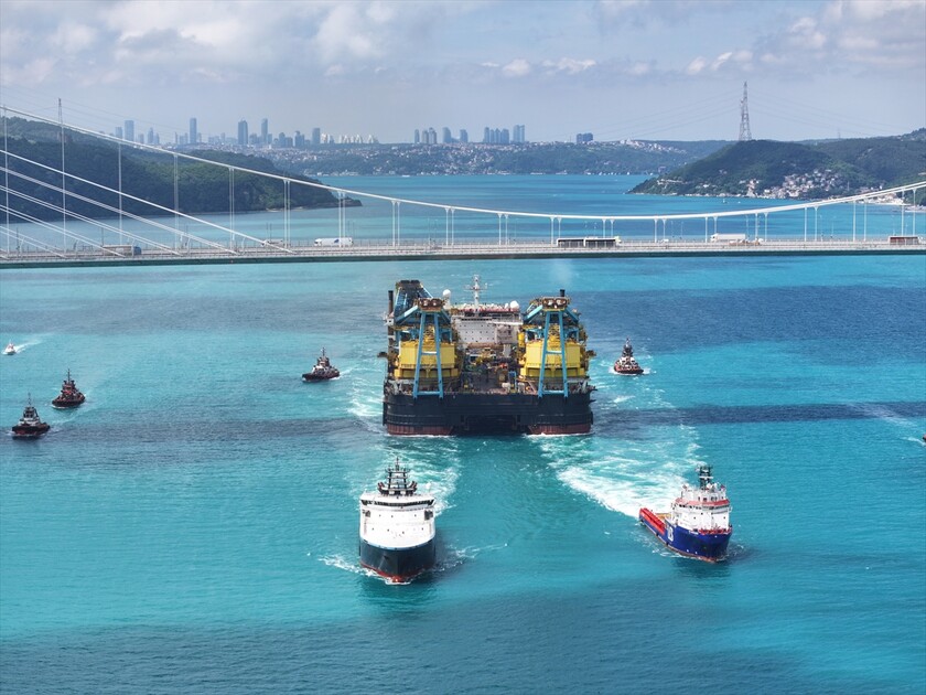 Dev vinç gemisi 'Saipem 7000' İstanbul Boğazı'ndan geçti