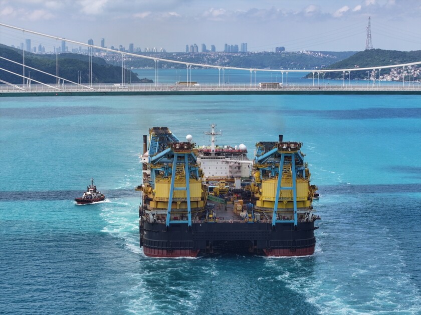 Dev vinç gemisi 'Saipem 7000' İstanbul Boğazı'ndan geçti