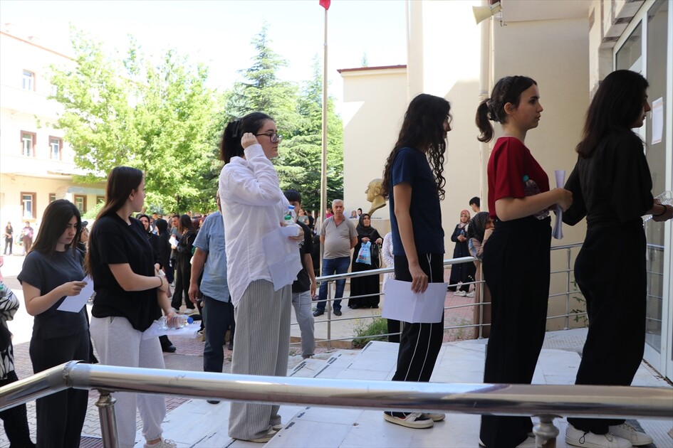 YKS'nin ilk oturumu Temel Yeterlilik Testi