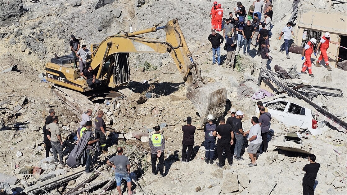 مقتل 7 أشخاص جراء غارة إسرائيلية استهدفت بلدة القناريت في جنوب لبنان.