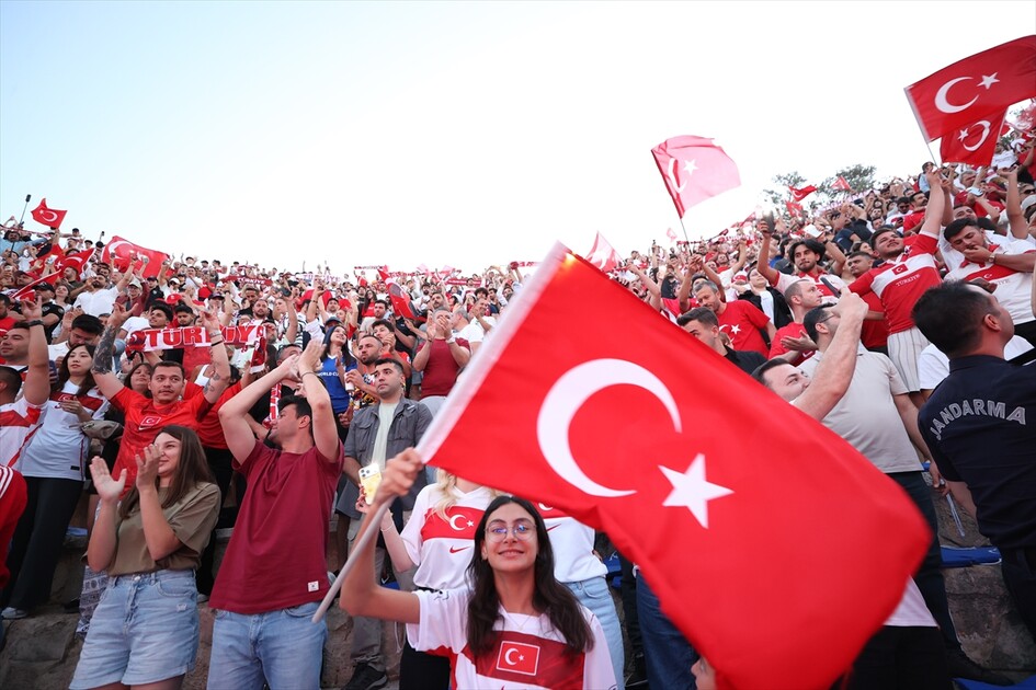 Türkiye-Paraguay maçı Antiphellos Antik Tiyatrosu'nda izlendi