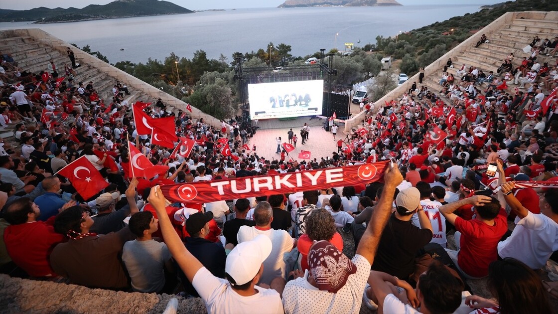 Türkiye-Paraguay maçı Antiphellos Antik Tiyatrosu'nda izlendi