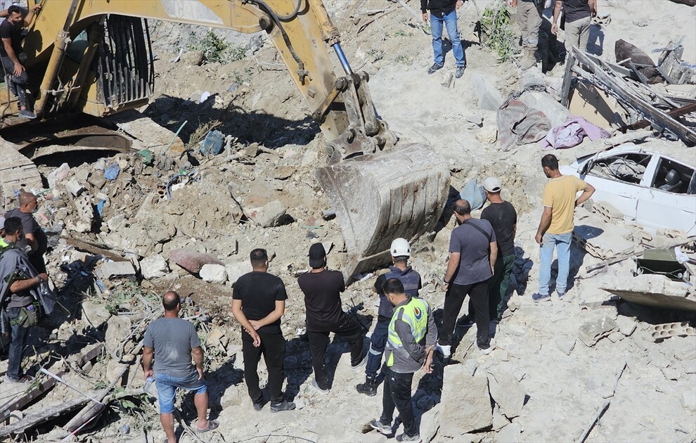 مقتل 7 أشخاص جراء غارة إسرائيلية استهدفت بلدة القناريت في جنوب لبنان.