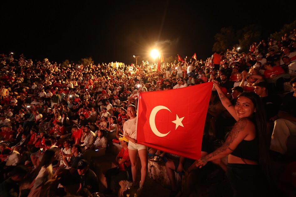 Türkiye-Paraguay maçı Antiphellos Antik Tiyatrosu'nda izlendi