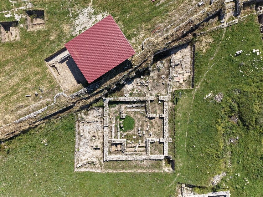 Karabük'teki antik kentte 1750 yıllık pitos mezar bulundu