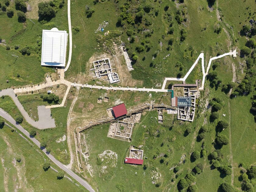 Karabük'teki antik kentte 1750 yıllık pitos mezar bulundu