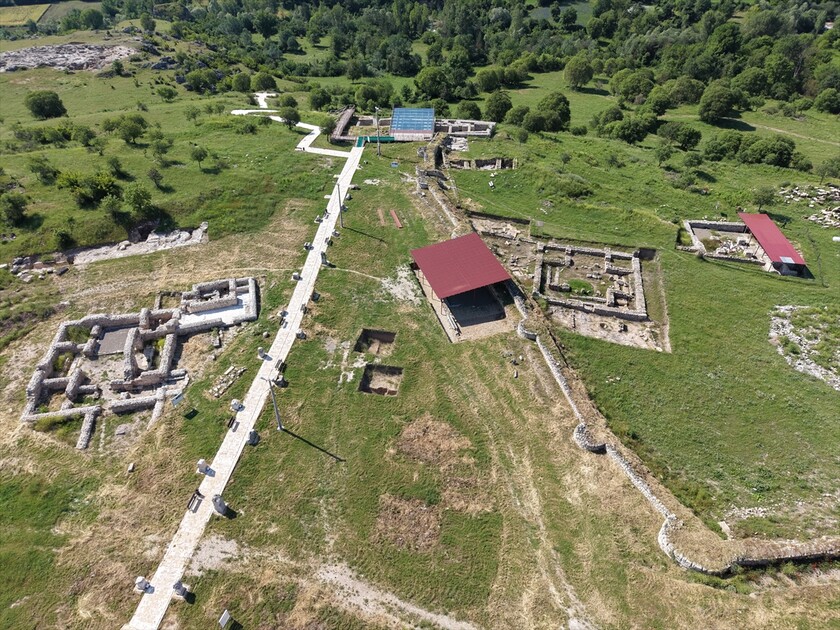 Karabük'teki antik kentte 1750 yıllık pitos mezar bulundu