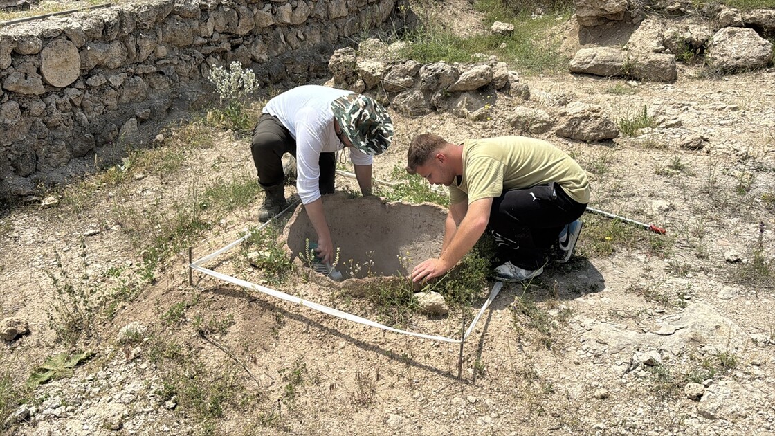 Karabük'teki antik kentte 1750 yıllık pitos mezar bulundu