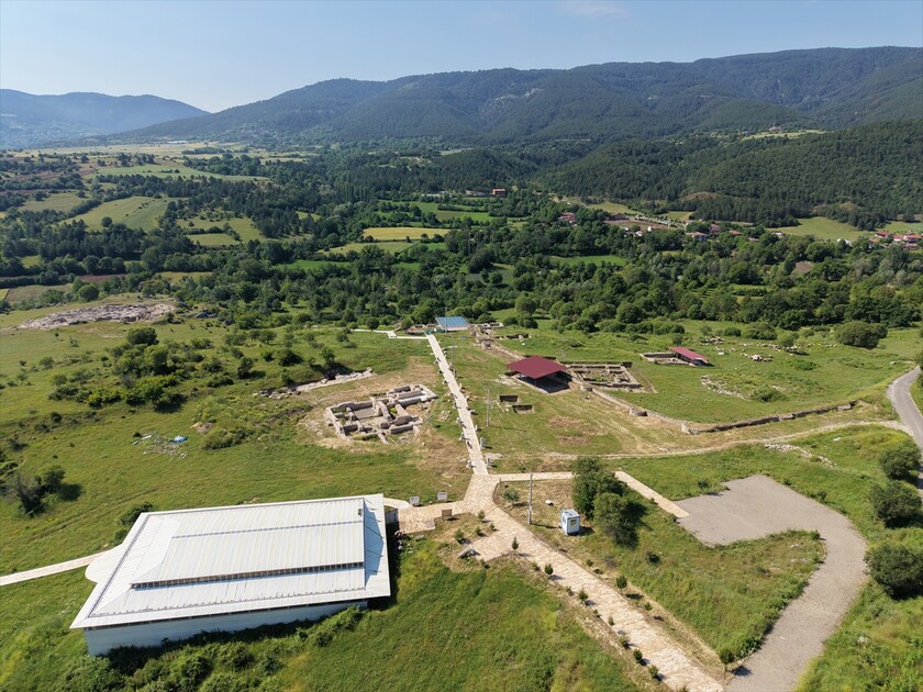 Karabük'teki antik kentte 1750 yıllık pitos mezar bulundu