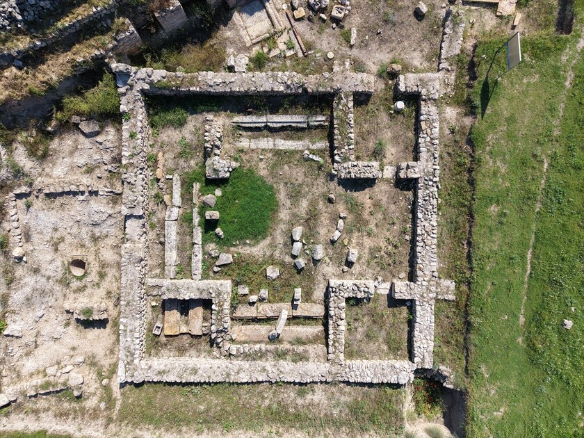 Karabük'teki antik kentte 1750 yıllık pitos mezar bulundu