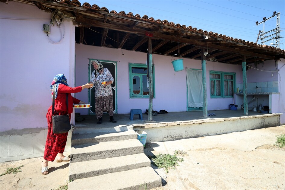Aşure kazanları bolluk ve bereket için kaynıyor