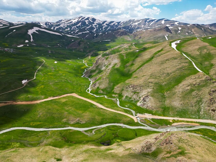 Li Wanê çemên ku ava wan bilind dibe û zozanên ku bi kulîlkan xemilîne xweş bûne