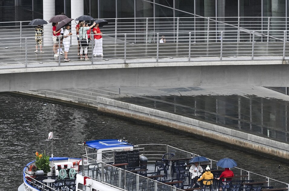 Berlin'de sıcak hava yerini yağmura bıraktı