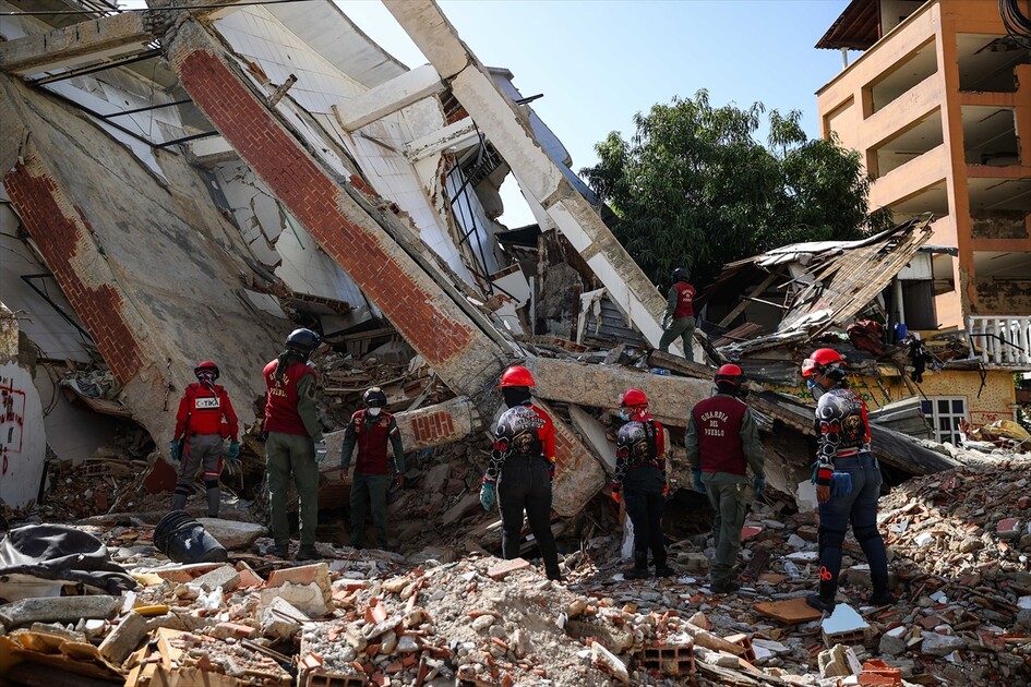 Türkiye'nin donattığı Venezuelalı afet müdahale birimi bir enkazdan diğerine koşuyor