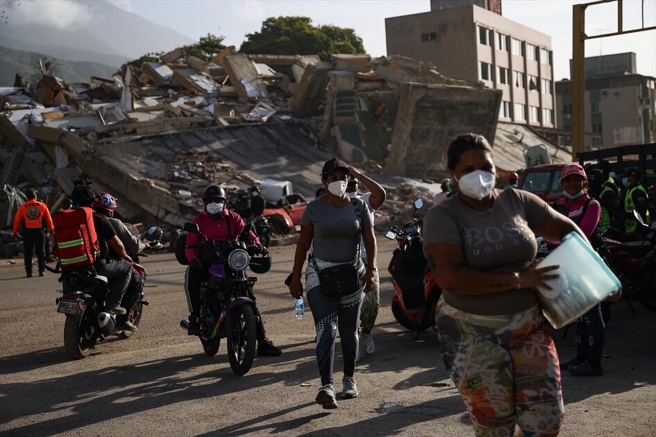 Venezuela'daki depremlerde enkaz yığınına dönen mahalleler felaketin dehşetini gözler önüne seriyor