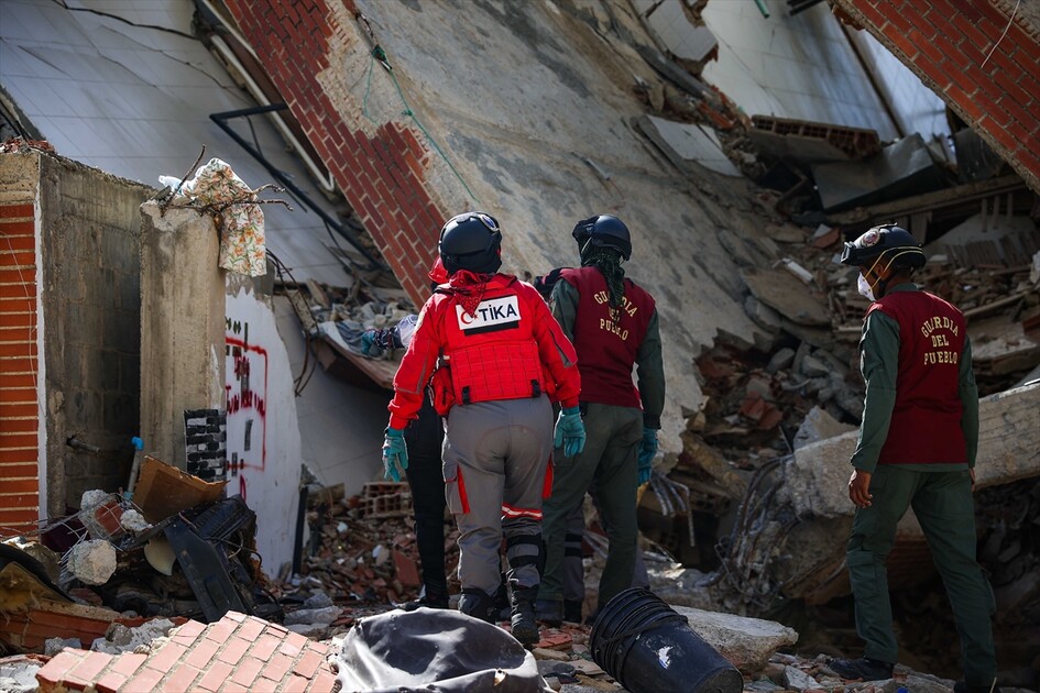 Türkiye'nin donattığı Venezuelalı afet müdahale birimi bir enkazdan diğerine koşuyor