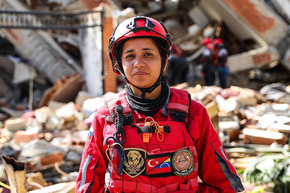 Türkiye'nin donattığı Venezuelalı afet müdahale birimi bir enkazdan diğerine koşuyor