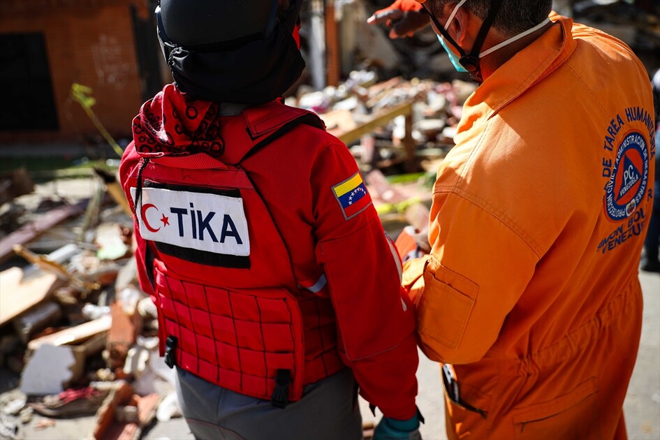 Türkiye'nin donattığı Venezuelalı afet müdahale birimi bir enkazdan diğerine koşuyor