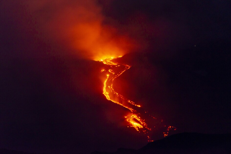 Etna Yanardağı'nda Volkanik Hareketlilik Devam Ediyor