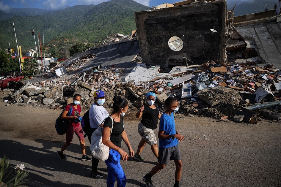 Venezuela'daki depremlerde enkaz yığınına dönen mahalleler felaketin dehşetini gözler önüne seriyor