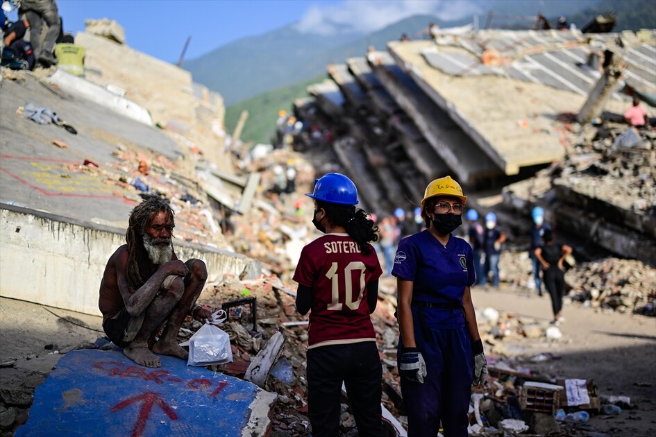 Venezuela'daki depremlerde enkaz yığınına dönen mahalleler felaketin dehşetini gözler önüne seriyor