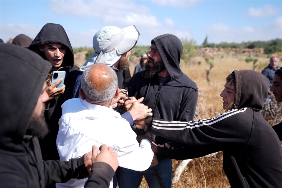 Israeli settlers attack Palestinians, foreign activists in West Bank