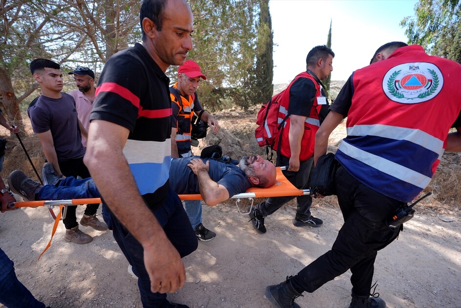 Israeli settlers attack Palestinians, foreign activists in West Bank