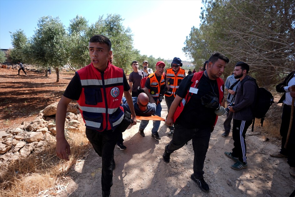 Israeli settlers attack Palestinians, foreign activists in West Bank