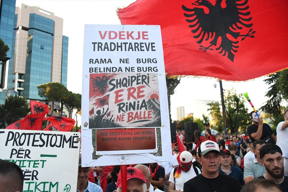 Arnavutluk'ta Zvernec'teki turizm projesine karşı gösteriler sürüyor
