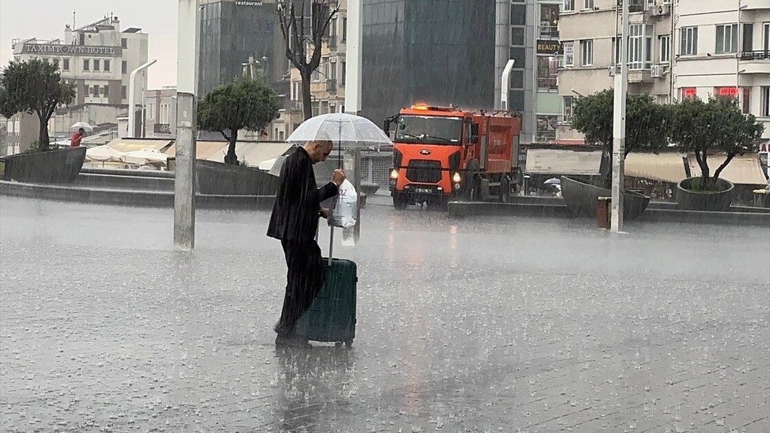 İstanbul'un bazı bölgelerinde gökgürültülü sağanak etkili oluyor