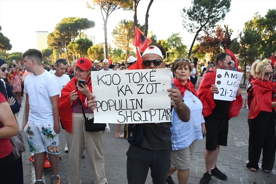 Arnavutluk'ta Zvernec'teki turizm projesine karşı gösteriler sürüyor
