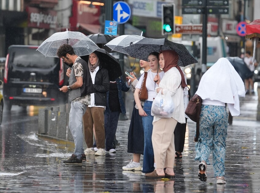 İstanbul'un bazı bölgelerinde gökgürültülü sağanak etkili oluyor