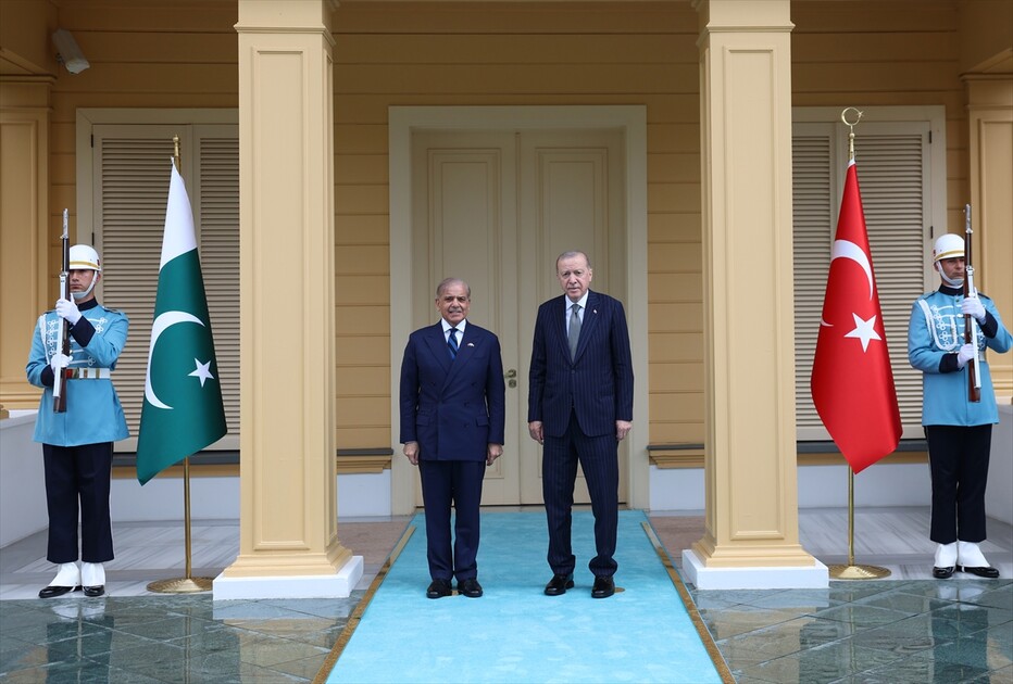 Cumhurbaşkanı Erdoğan, Pakistan Başbakanı Şahbaz Şerif'i resmi törenle karşıladı