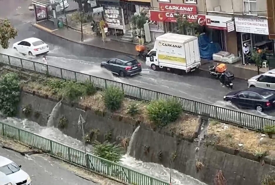 İstanbul'un bazı bölgelerinde gökgürültülü sağanak etkili oluyor