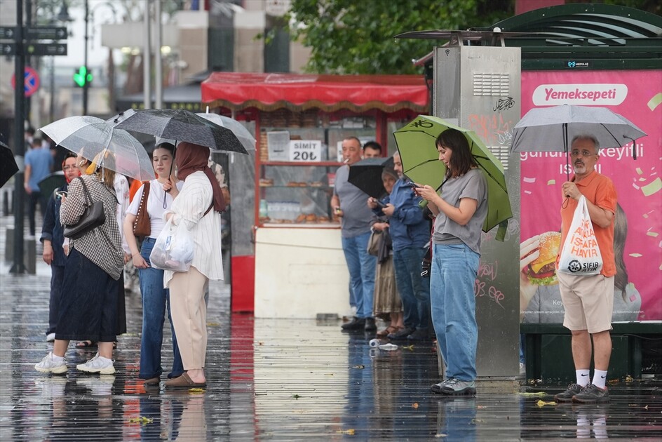 İstanbul'un bazı bölgelerinde gökgürültülü sağanak etkili oluyor