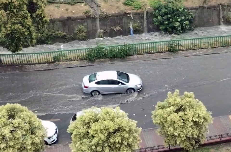 İstanbul'un bazı bölgelerinde gökgürültülü sağanak etkili oluyor