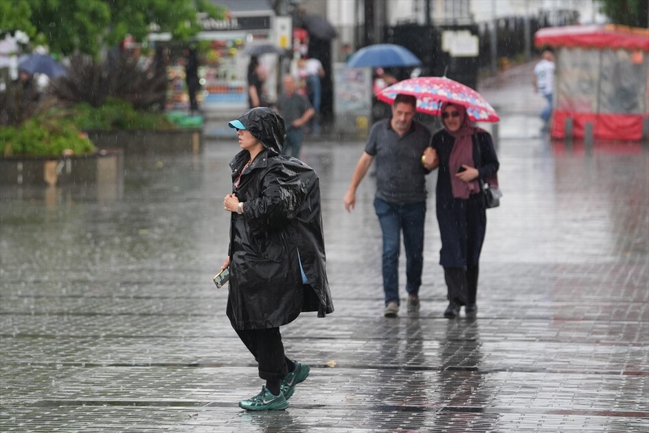 İstanbul'un bazı bölgelerinde gökgürültülü sağanak etkili oluyor