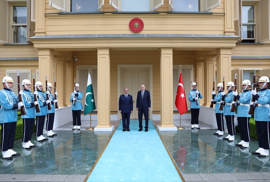 Cumhurbaşkanı Erdoğan, Pakistan Başbakanı Şahbaz Şerif'i resmi törenle karşıladı